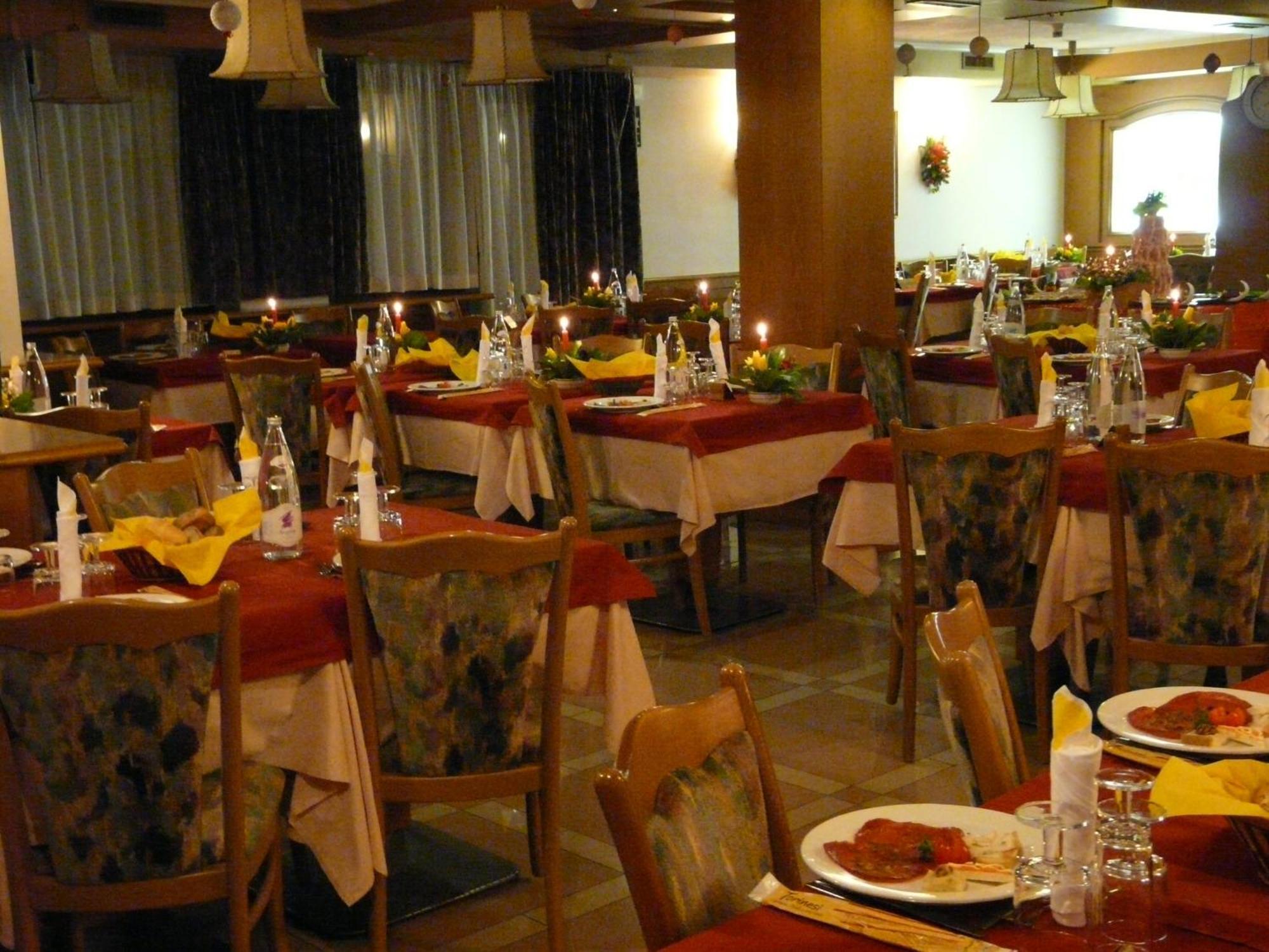 Hotel Denny Pinzolo Exterior photo