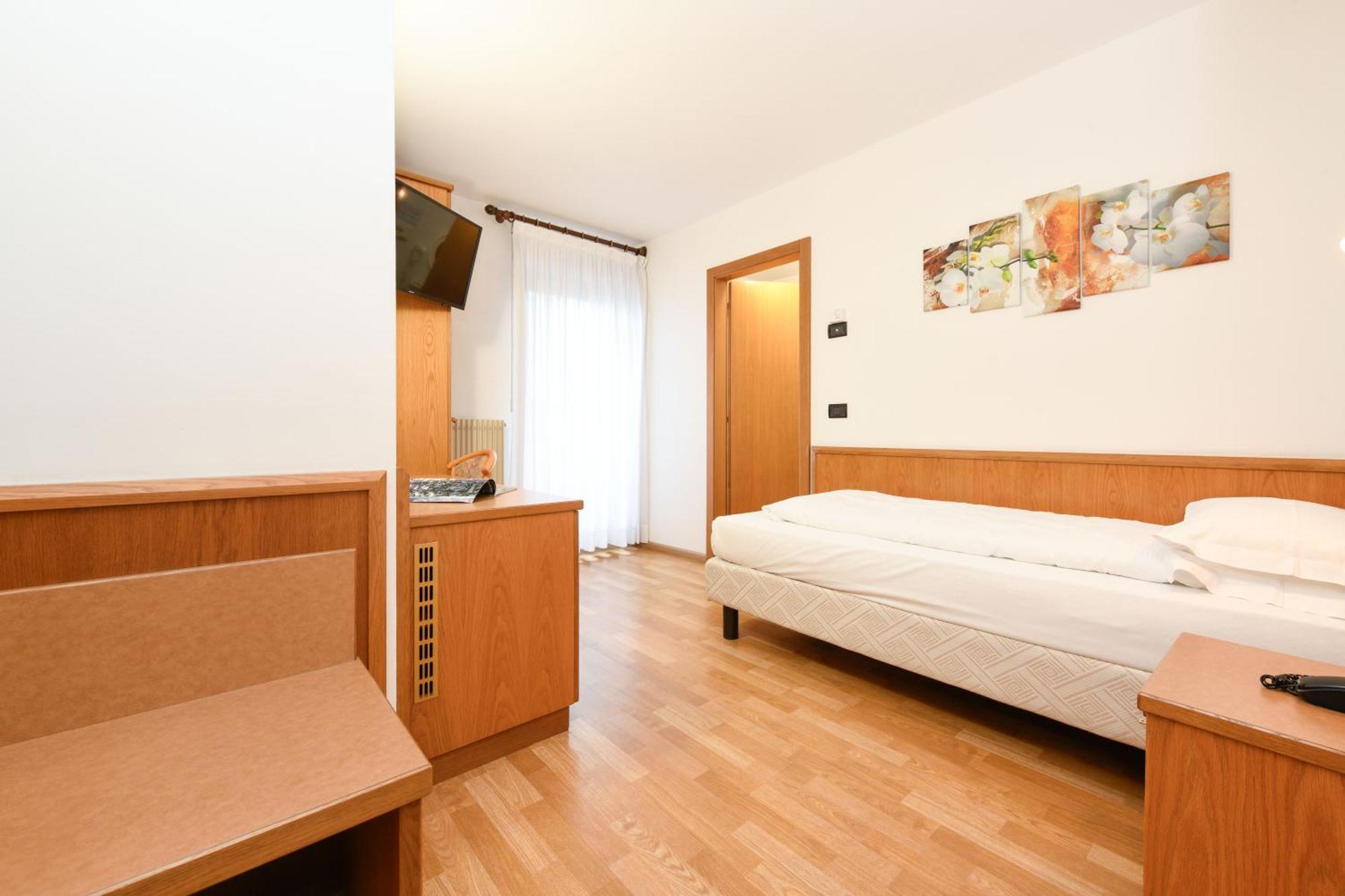 Hotel Denny Pinzolo Exterior photo